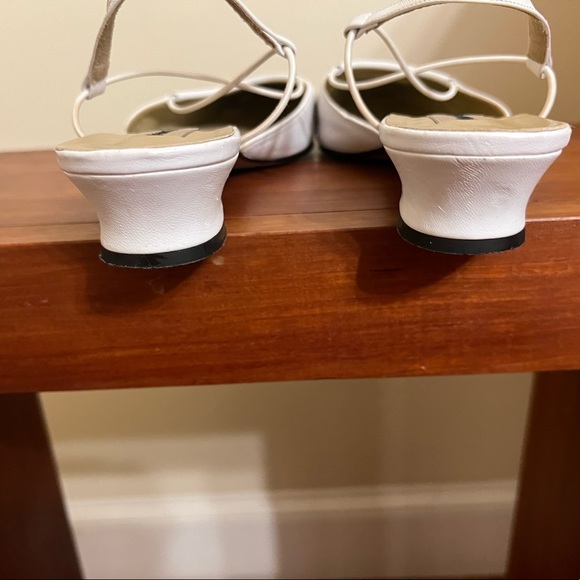 Anne Klein II White Leather Shoes. Made in Italy. Size 7. 1” heel. - Picture 4 of 6